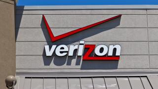 Indianapolis - Circa May 2016: Verizon Wireless Retail Location V