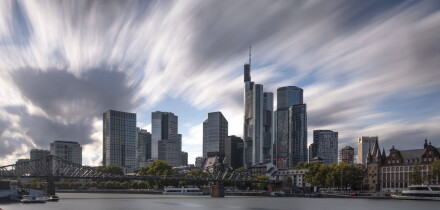 Die Frankfurter Bankenskyline Wolken ziehen uber die Frankfurter Bankenskyline hinweg. Langzeitbelichtung Frankfurt am Main Hessen Deutschland *** The Frankfurt banking skyline Clouds drift across the Frankfurt banking skyline Long exposure Frankfurt am M