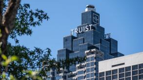 Truist Plaza, designed by John C. Portman, Jr., in downtown Atlanta, Georgia. (USA)
