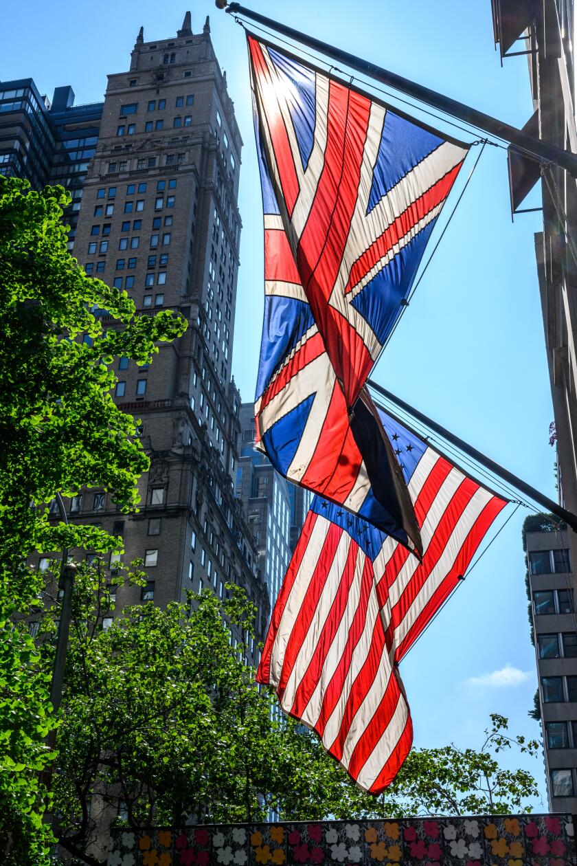 New York, USA,  2 June 2019. UK and USA flags on display in the streets of New York City.  Credit: Enrique Shore/Alamy Stock Photo