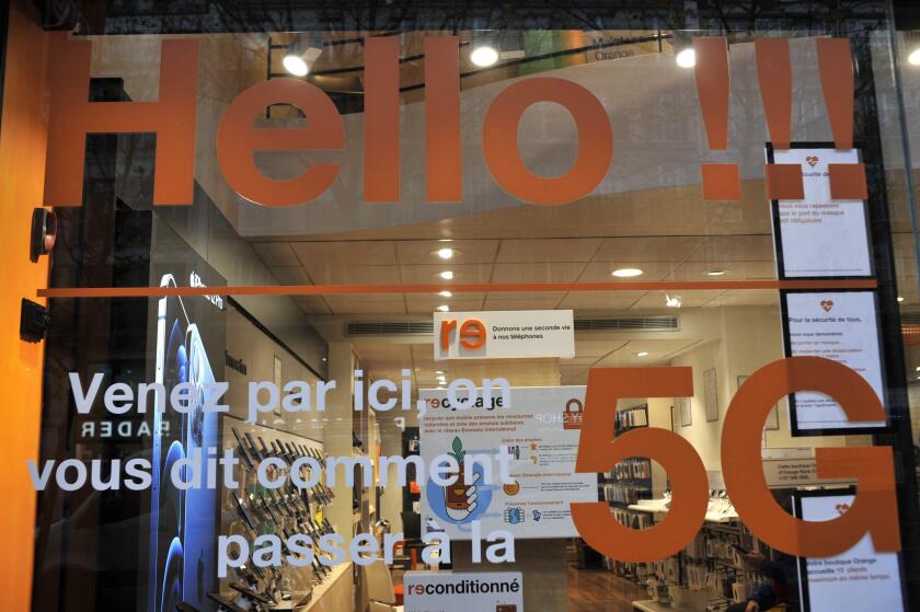 FRANCE. PARIS (75) 6 TH DISTRICT. ON THE SAINT-MICHEL BOULEVARD AN ORANGE TELECOM STORE  PROMOTE THE ARRIVAL OF THE 5 G ON HIS WINDOW
