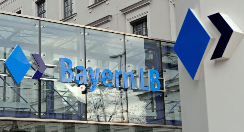 ARCHIV - Die Zentrale der Bayern LB in Muenchen, aufgenommen am 1. Dezember 2008. Die von Milliardenverlusten gebeutelte BayernLB will die staatlichen Beihilfen zurueckzahlen, wenn sie die Gewinnzone erreicht. Das kuendigte der neue Chef Gerd Haeusler in 