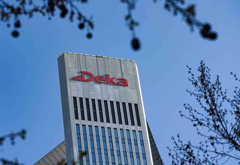 07 April 2020, Hessen, Frankfurt/Main: The logo of DekaBank Deutsche Girozentrale is emblazoned on the facade of the Trianon high-rise, which houses the company's headquarters. In a telephone conference, the Frankfurt-based institute announces its annual 