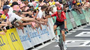 Limoges, France, 8th July 2023, Fans getting the personal touch from TEAM ARKEA - SAMSIC Stage 8, 201km, Libourne to Limoges during the 110th Edition of the Tour de France Credit: Nick Phipps/Alamy Live News
