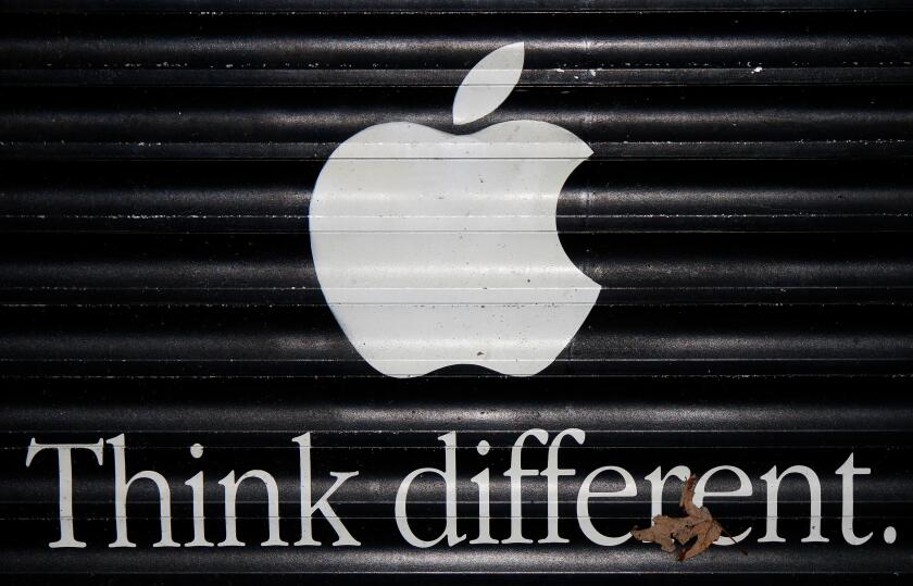 das Logo der Marke "Apple" mit dem Slogan "Think different", Berlin.