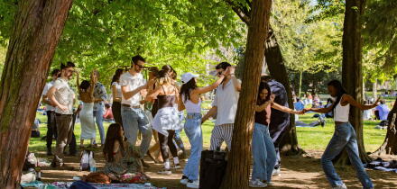 Milano, Italia. 06th Apr, 2026. Milanesi festeggiano Pasquetta al Parco SempioneMilano - Italia - Cronaca Lunedi, 06 Aprile, 2026 (Foto di Marco Ottico/Lapresse) Milanese celebrate Easter Monday at Sempione Park Milan - Italy - News Monday, 06 April, 2026
