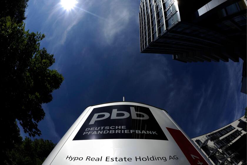 Das Firmenschild der Zentrale der Hypo Real Estate Holding AG und der dbb (Deutsche Pfandbriefbank), aufgenommen am Sonntag (12.09.10) in Unterschleissheim bei Muenchen (Bayern). Die Muenchner Pleitebank Hypo Real Estate Group (HRE) benoetigt von der Bund