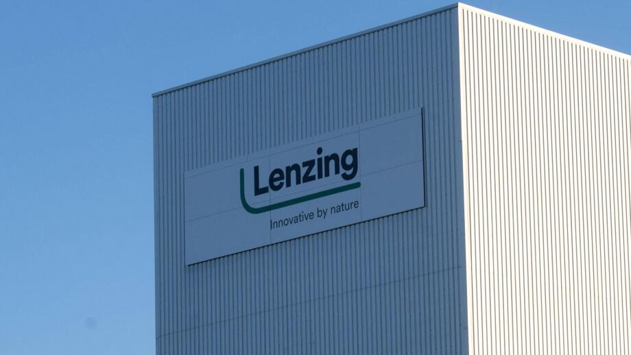 06.11.2023, Lenzing, AUT, Unterwegs in Oberosterreich, Themenbild, Verschiedene Themenbilder, Symbolbild, Lenzing AG, im Bild Im Bild die Lenzing AG in Lenzing, Bezirk Vocklabruck Die Lenzing-Gruppe ist ein weltweit agierendes Unternehmen, das aus dem Roh