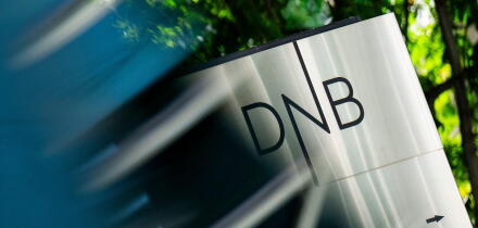 Oslo 20240910. The logo of the Norwegian Bank DNB outside head offices in Bjorvika. Today it became known that DNB will cut staff, and the bank announces that 500 positions will be cut.
Photo: Fredrik Varfjell / NTB