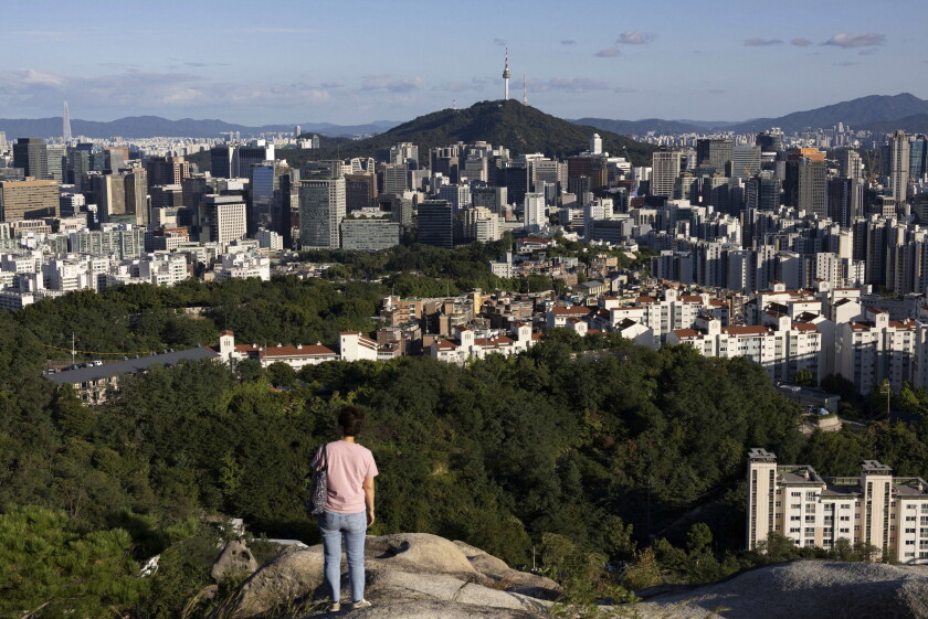 Seoul, South Korea. 6th Sep, 2026. A woman enjoys the downtown scenery in Seoul, South Korea, Sept. 6, 2026. Credit: Jun Hyosang/Xinhua/Alamy Live News