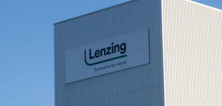 06.11.2023, Lenzing, AUT, Unterwegs in Oberosterreich, Themenbild, Verschiedene Themenbilder, Symbolbild, Lenzing AG, im Bild Im Bild die Lenzing AG in Lenzing, Bezirk Vocklabruck Die Lenzing-Gruppe ist ein weltweit agierendes Unternehmen, das aus dem Roh