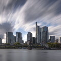 Die Frankfurter Bankenskyline Wolken ziehen uber die Frankfurter Bankenskyline hinweg. Langzeitbelichtung Frankfurt am Main Hessen Deutschland *** The Frankfurt banking skyline Clouds drift across the Frankfurt banking skyline Long exposure Frankfurt am M