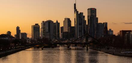 Frankfurt am Main, Deutschherrnbrucke, 30.12.2025, Bankenskyline Frankfurt am Main, 

Die Skyline von Frankfurt am Main im warmen Licht des Sonnenunte