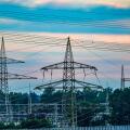 Infrastruktur in Deutschland Diese Stromleitungen sind wichtig fur die Metropolregion Nurnberg, da sie die Energieversorgung unterstutzen und einen zuverlassigen Stromfluss gewahrleisten. Poxdorf Eltersdorf Bayern Deutschland *** Infrastructure in Germany