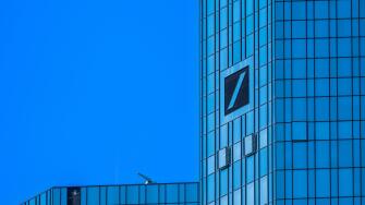 Doppelturme der Zentrale der Deutschen Bank mit dem Firmenlogo Schragstrich im Quadrat Frankfurt am Main Hessen Deutschland *** Twin towers of the Deutsche Bank headquarters with the company logo slash in the square Frankfurt am Main Hesse Germany
