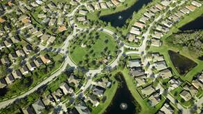 USA, Florida, Aerial of the housing suburbs along the western shore of Tampa Bay