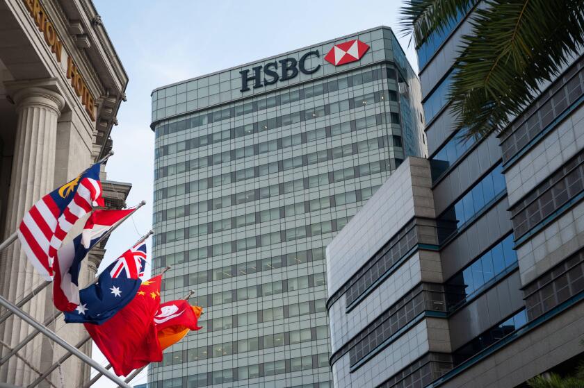 06.02.2019, Singapore, Republic of Singapore, Asia - A view of the HSBC banking building in the business district. To the left of it you can see a part of the Fullerton Hotel. [automated translation]