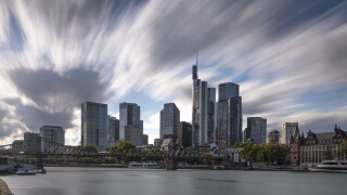 Die Frankfurter Bankenskyline Wolken ziehen uber die Frankfurter Bankenskyline hinweg. Langzeitbelichtung Frankfurt am Main Hessen Deutschland *** The Frankfurt banking skyline Clouds drift across the Frankfurt banking skyline Long exposure Frankfurt am M