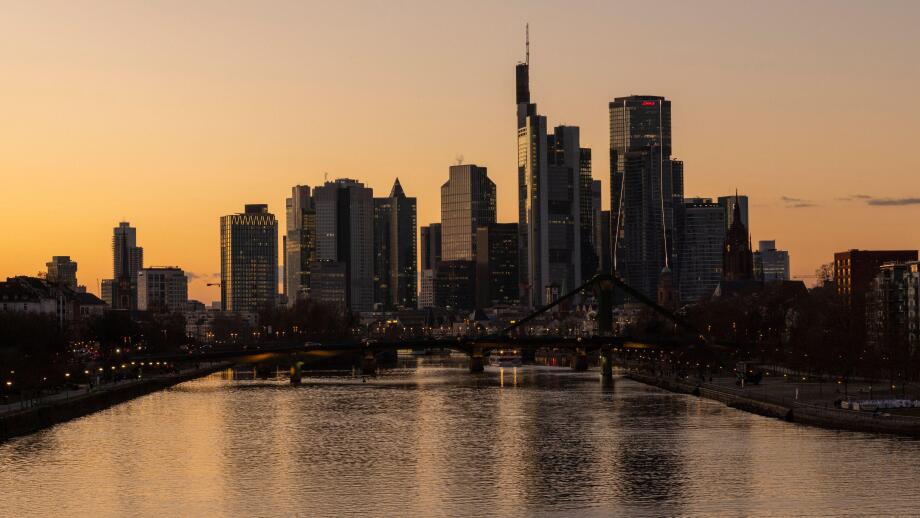Frankfurt am Main, Deutschherrnbrucke, 30.12.2025, Bankenskyline Frankfurt am Main, 

Die Skyline von Frankfurt am Main im warmen Licht des Sonnenunte