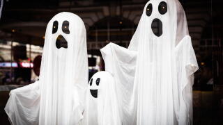 In celebration of Halloween, shops across London are brimming with pumpkins, decorations, and costumes, setting a festive atmosphere throughout the city. Credit: Sinai Noor/Alamy Live News